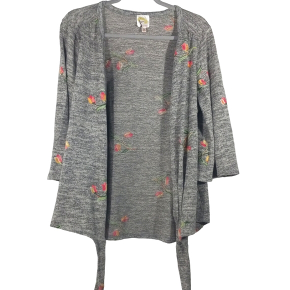 Fig and Flower Gray W/Floral Embroidery Button/Tie up Hi/Lo Top SZ 1X - Picture 5 of 10